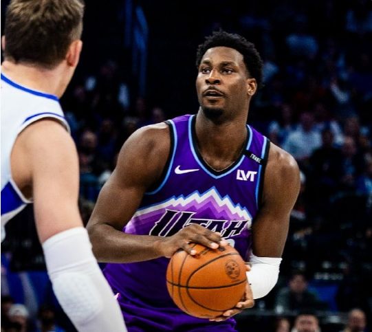 賈倫首秀22+5！爵士丟絕平三分遭魔術(shù)17分逆轉(zhuǎn) 班凱羅準三雙